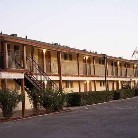 99 Palms Inn & Suites Tulare Exterior photo