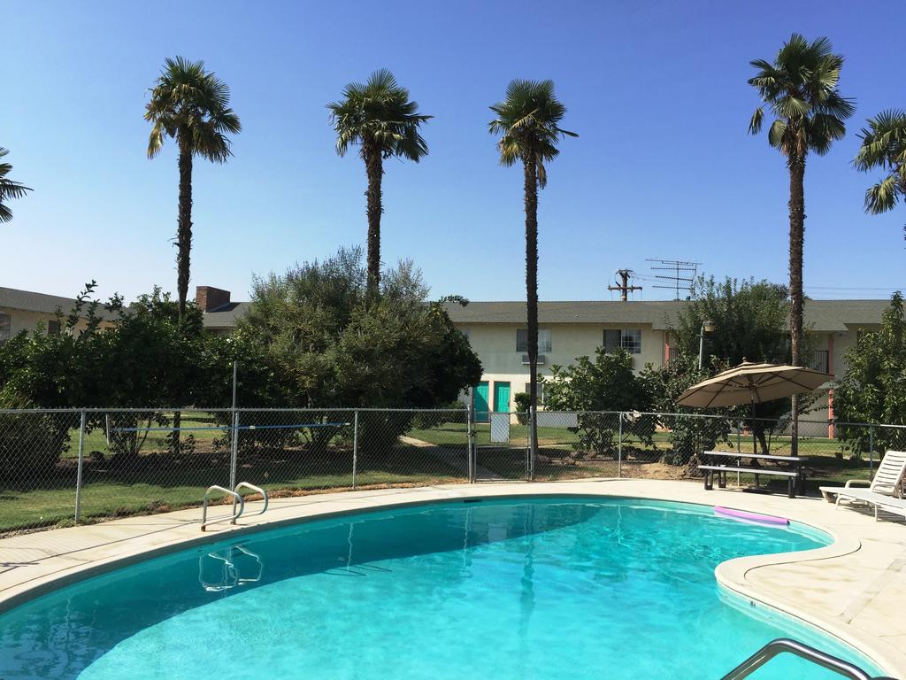 99 Palms Inn & Suites Tulare Exterior photo