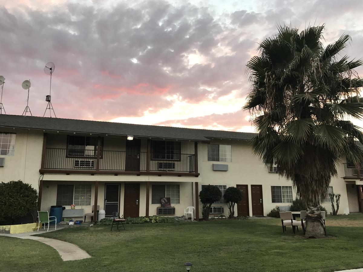 99 Palms Inn & Suites Tulare Exterior photo