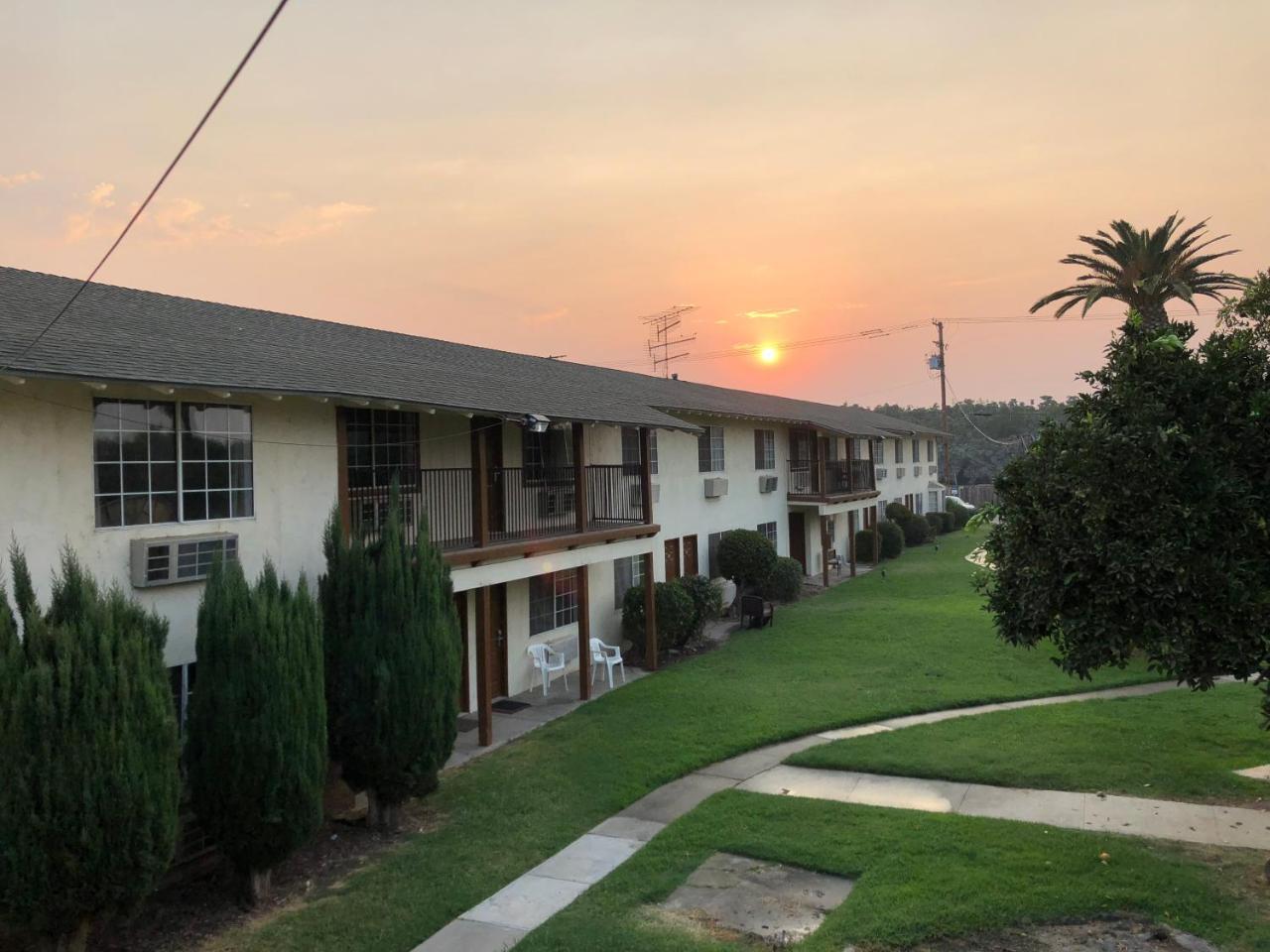 99 Palms Inn & Suites Tulare Exterior photo