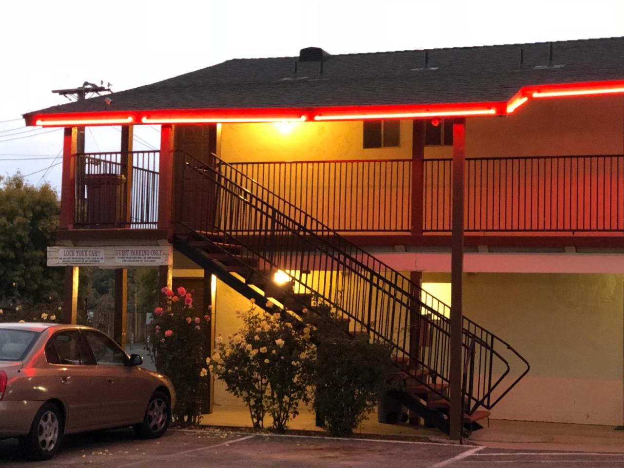 99 Palms Inn & Suites Tulare Exterior photo
