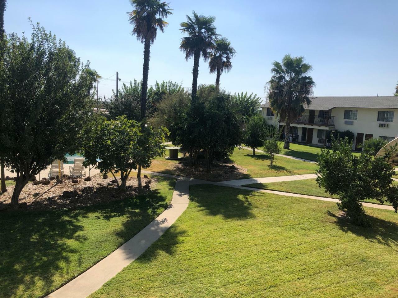 99 Palms Inn & Suites Tulare Exterior photo