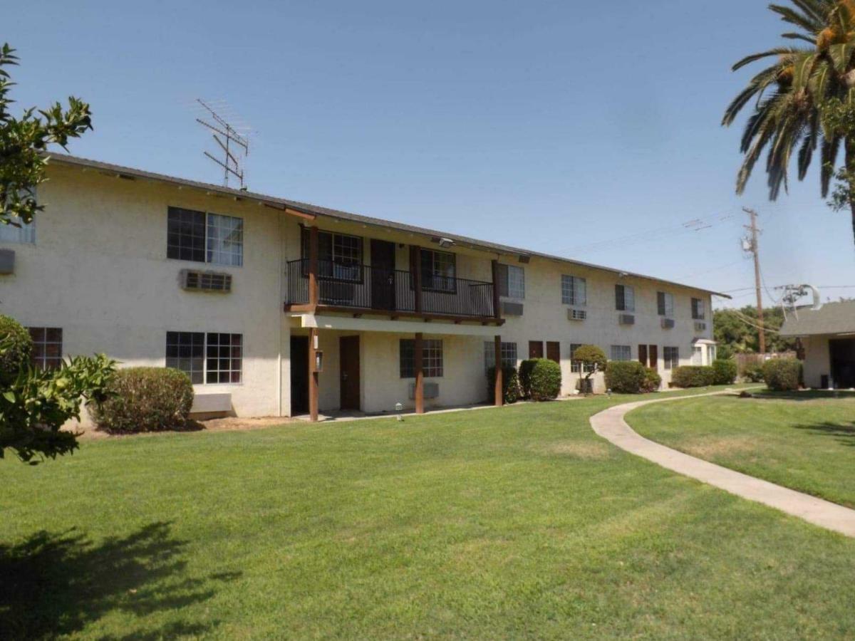 99 Palms Inn & Suites Tulare Exterior photo