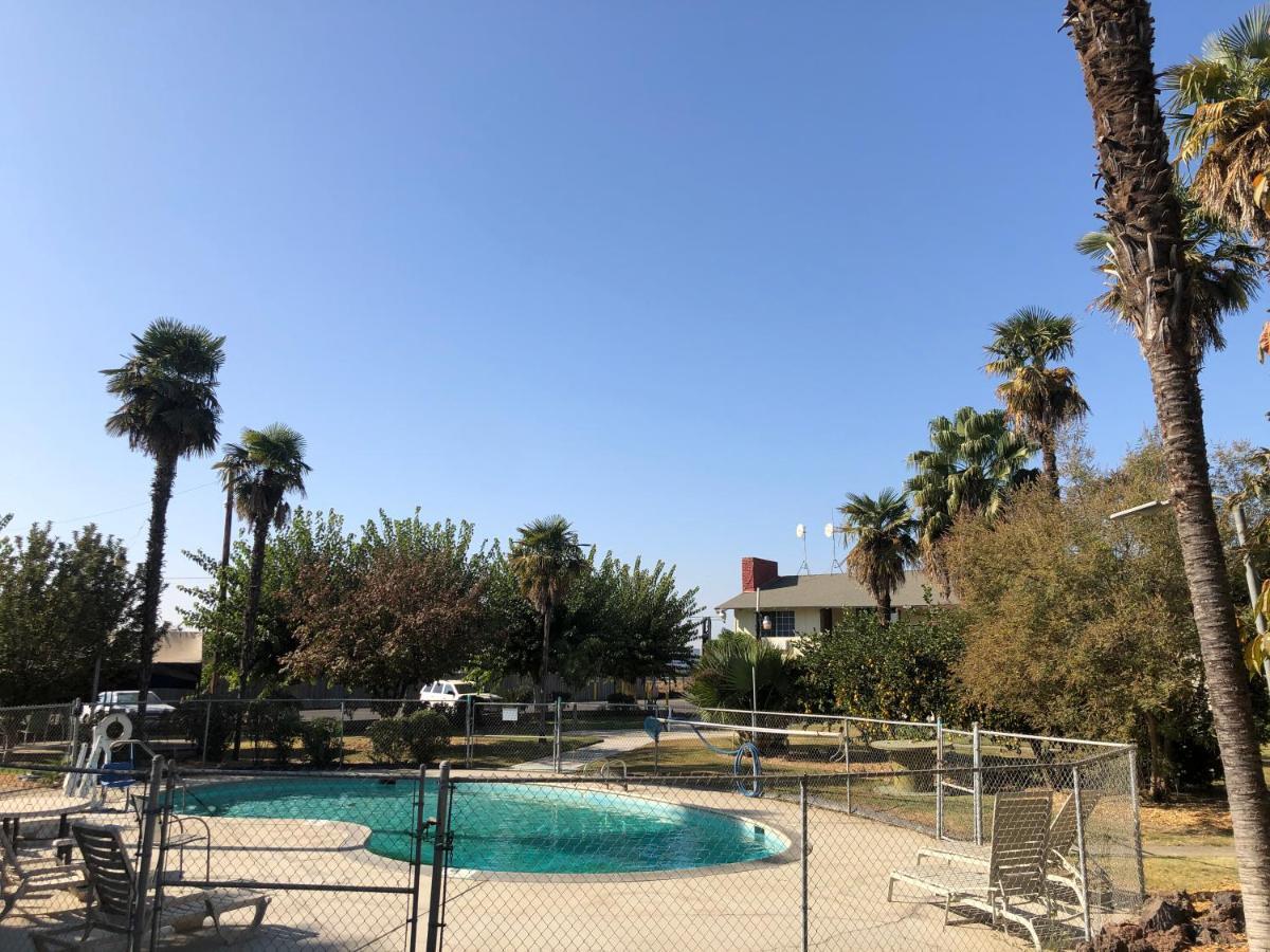 99 Palms Inn & Suites Tulare Exterior photo
