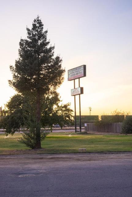 99 Palms Inn & Suites Tulare Exterior photo